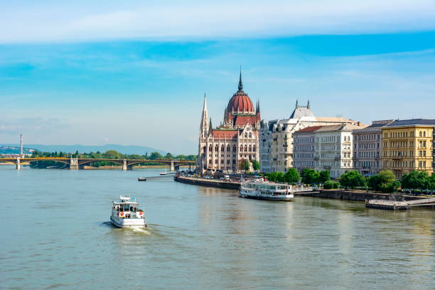 bâtiment du parlement hongrois et danube à budapest, hongrie - budapest danube river cruise hungary photos et images de collection