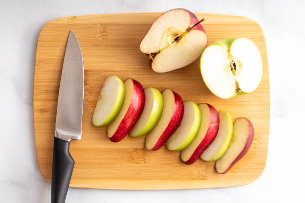 istock Red And Green Apple Slices 1134524458