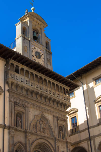 dettaglio facciata del palazzo della fraternita dei laici in piazza grande ad arezzo. - arezzo foto e immagini stock