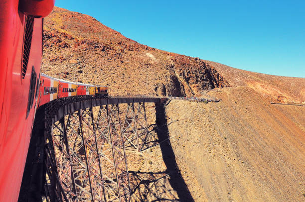 el llamado tren a las nubes va desde salta al viaducto de la polvorilla. - railroad track train journey rural scene fotografías e imágenes de stock