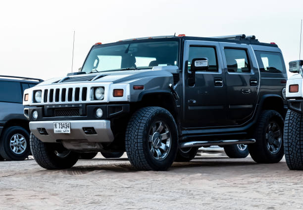 voiture de luxe noire marteau parking dans le désert safari, dubaï, émirats arabes unis. - 4x4 desert sports utility vehicle dubai photos et images de collection