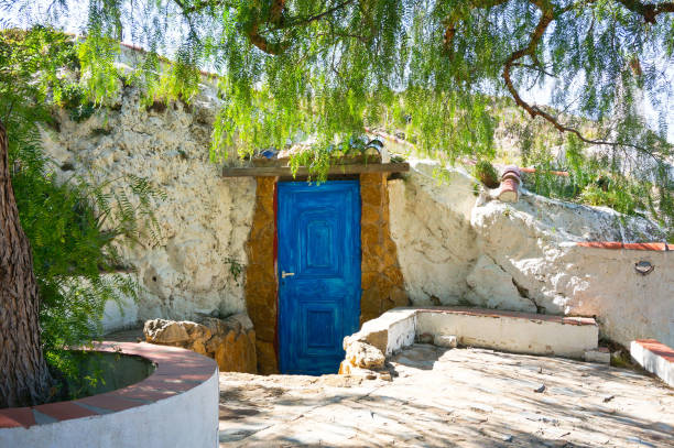 porta blu in grotta bianca - tyle foto e immagini stock