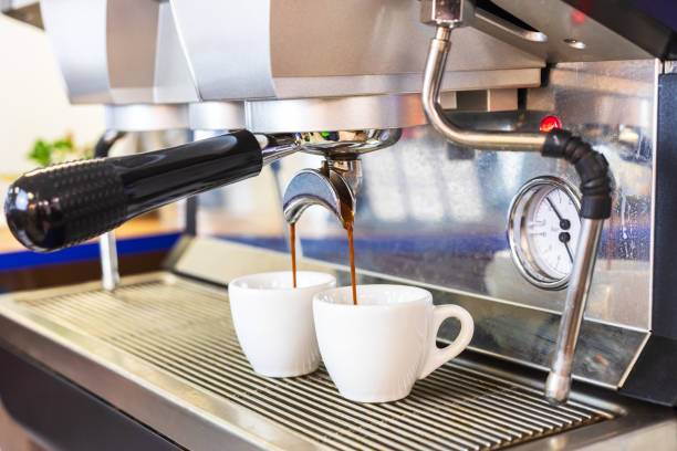 máquina de café espresso preparando dos tiros en tazas blancas, equipo italiano profesional en el restaurante o bar mostrador, primer plano - espresso coffee coffee maker italian culture fotografías e imágenes de stock