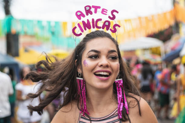 올린다의 거리에서 카니발을 즐기는 아름 다운 여자 - laughing street party carnival beauty 뉴스 사진 이미지