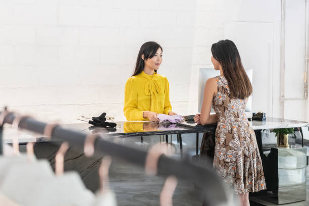 ropa de compra de cliente femenina en boutique moderno - devolución del saque fotografías e imágenes de stock