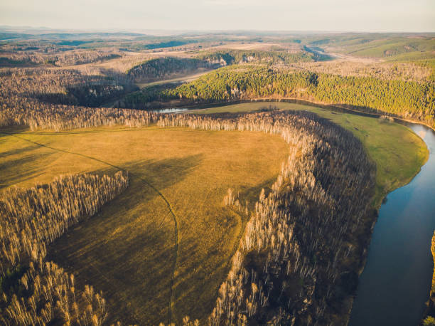 repubblica di bashkortostan, fiumi, grotta idrisovskaja autunnale. - south ural foto e immagini stock