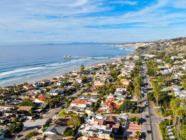 vista aérea do litoral de la jolla com as ondas pequenas agradáveis e as casas de campo ricas bonitas - surf sand rock coastline - fotografias e filmes do acervo