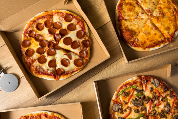 llevar pizza en una caja - comida para llevar fotos fotografías e imágenes de stock