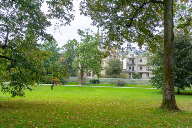 красивый парк в самом сердце баден-бадена, германия - baden baden green street fountain стоковые фото и изображения