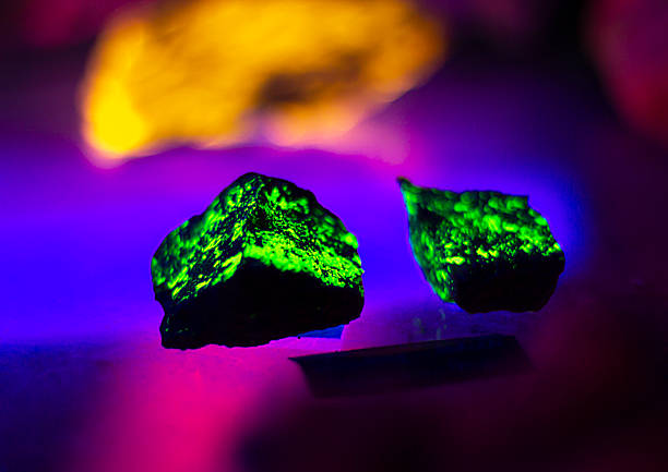 cristallo di autinite, minerale fluorescente sotto la luce uv - phosphorescence foto e immagini stock