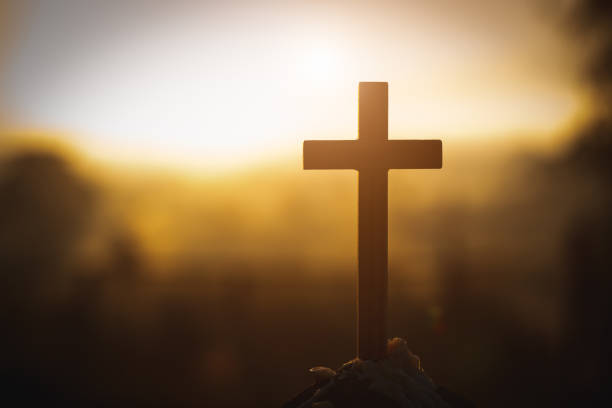 christus jesus kreuzt im sonnenaufgang gefärbten himmelshintergrund, anbetung, religiöses konzept., eucharistiefeier therapie segne gott hilft der wiederholung der katholischen ostern-lernzeit geist. - praying god love wisdom stock-fotos und bilder