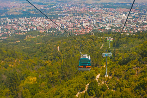 vodno 산과 자본의 배경에 케이블 카의 공중 보기 스코페, 마케도니아어 - baroc 뉴스 사진 이미지