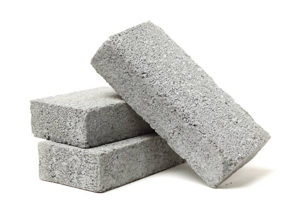 szara cegła cementowa izolowana na białym tle - brick single object solid construction material zdjęcia i obrazy z banku zdjęć