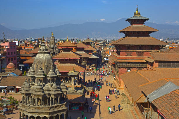 bâtiment antique de kathmandu urbain dans le ciel bleu en patan - patan photos et images de collection