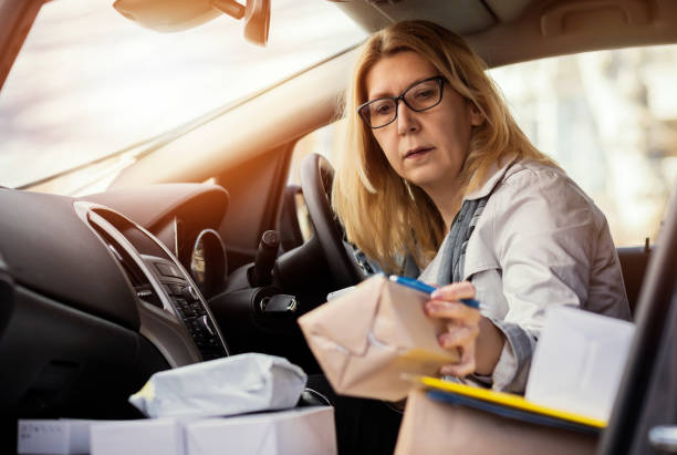 mujer de negocios entrega desde el coche - success signing businesswoman serious fotografías e imágenes de stock