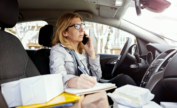 mujer de negocios entrega desde el coche - success signing businesswoman serious fotografías e imágenes de stock