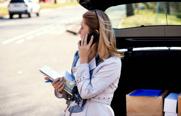 mujer de negocios entrega desde el coche - success signing businesswoman serious fotografías e imágenes de stock