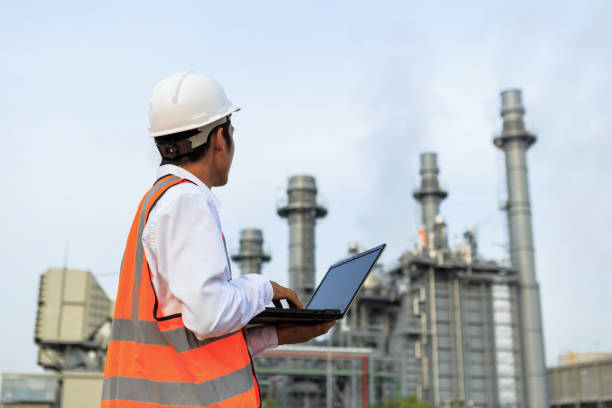 ingeniería está comprobando alrededor de la planta de energía eléctrica de turbinas de gas - solar panel engineer solar power station solar energy fotografías e imágenes de stock