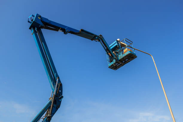 tecnico elettrico ripara il lampioni con l'ascensore a braccio - picking up safety working men foto e immagini stock