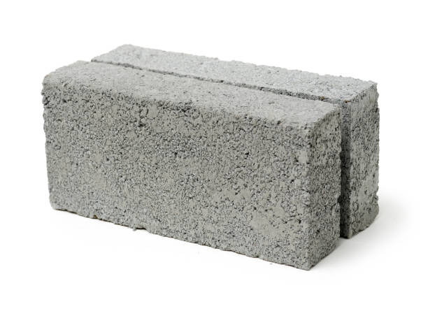 szara cegła cementowa izolowana na białym tle - brick single object solid construction material zdjęcia i obrazy z banku zdjęć