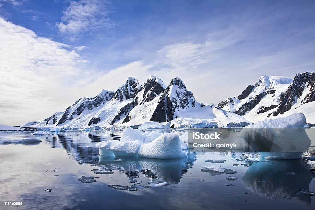 Magnifiques montagnes enneigées - Photo de Antarctique libre de droits