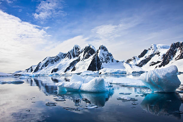 magnifiques montagnes enneigées - iceberg antarctica glacier melting photos et images de collection