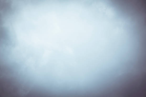 размытое облачное небо с виньеткой для фонов - виньетка стоковые фото и изображения