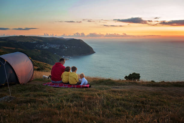 bella famiglia, campeggio su una collina, godendo della vista del tramonto in una giornata estiva - camp hill foto e immagini stock