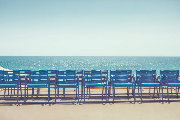 sedie blu sulla promenade des anglais a nizza, francia - city of nice france french riviera promenade des anglais foto e immagini stock