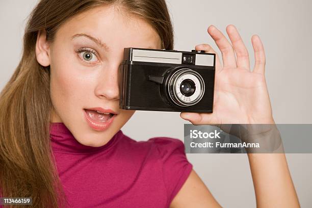 깜짝이야 여자아이 카메라 갈색 머리에 대한 스톡 사진 및 기타 이미지 - 갈색 머리, 겨냥, 고풍스런