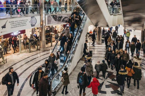 ludzie wewnątrz one canada square mall w canary wharf, londyn, wielka brytania. - centrum handlowe zdjęcia i obrazy z banku zdjęć