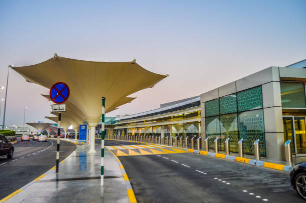 aéroport international d'abu dhabi dans la capitale des émirats arabes unis - sheik zayed photos et images de collection