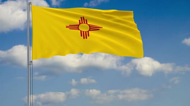 ニューメキシコ州の国旗曇り空に風に舞うアメリカの様子3d レンダリング - new mexico flag ストックフォトと画像
