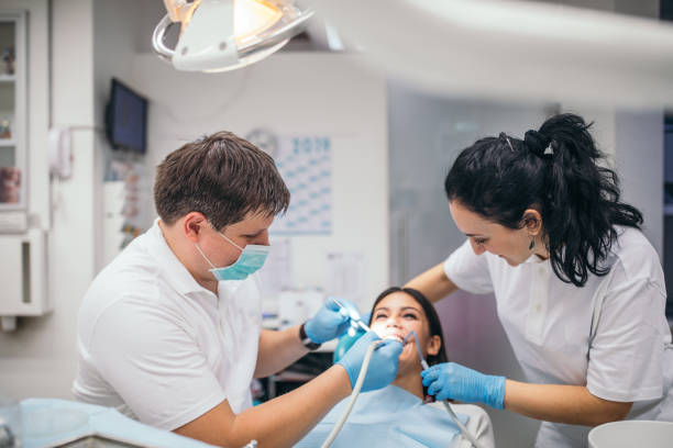 dentista y paciente en consultorio dental - medical exam dentist dentists chair dental assistant fotografías e imágenes de stock