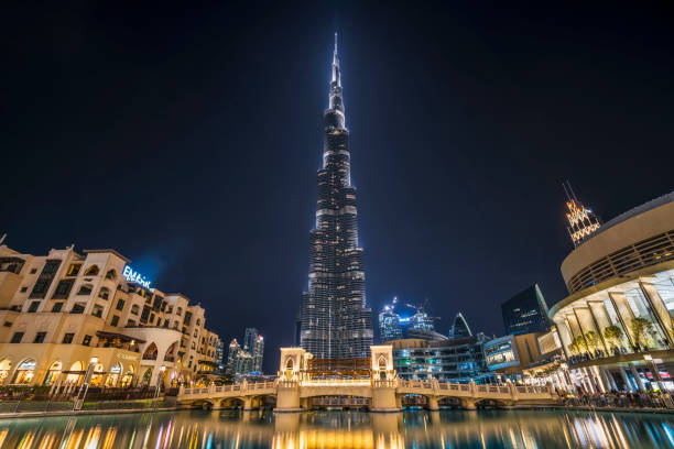 arranha-céus de burj khalifa na noite, dubai. - dubai cityscape burj khalifa awe - fotografias e filmes do acervo