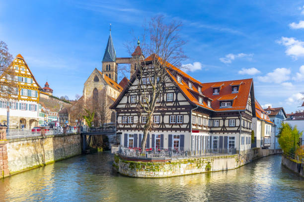 schöne aussicht auf die mittelalterliche stadt esslingen am neckar in deutschland - stuttgart stock-fotos und bilder