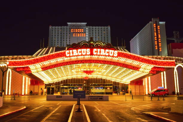 цирк цирк отель - казино лас-вегас освещено - las vegas metropolitan area famous place neon color casino стоковые фото и изображения