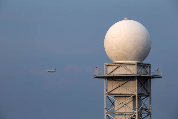 radar pogodowy z błękitnym tłem nieba i rozmyciem samolotu - radar station zdjęcia i obrazy z banku zdjęć