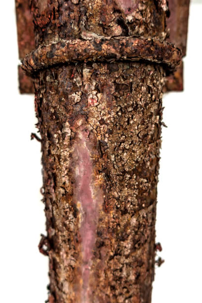 un tubo grunge rosso e marrone arrugginito su sfondo bianco - water pipe rusty dirty equipment foto e immagini stock