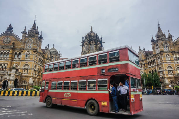 ônibus de dois andares de mumbai tradicional, permanecendo ainda após a colonização inglesa - bombaim - fotografias e filmes do acervo