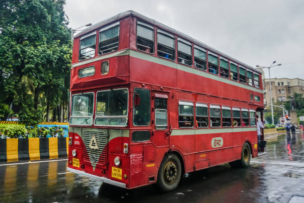 ônibus de dois andares de mumbai tradicional, permanecendo ainda após a colonização inglesa - colonization - fotografias e filmes do acervo