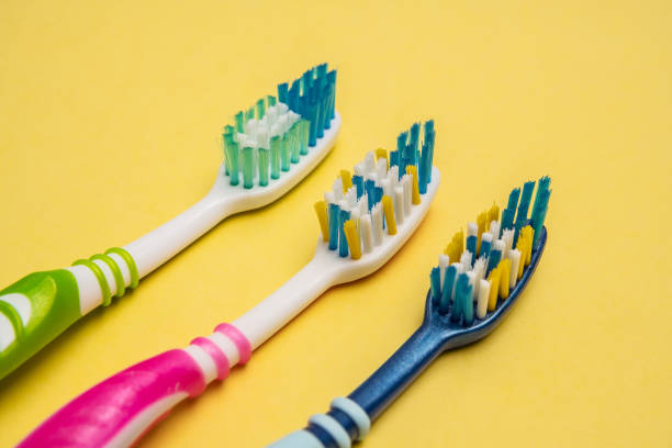 wielokolorowe szczoteczki do zębów. kopiuj miejsce. - toothbrush pink turquoise blue zdjęcia i obrazy z banku zdjęć