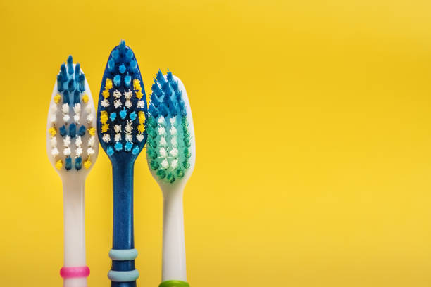 wielokolorowe szczoteczki do zębów. kopiuj miejsce. - toothbrush pink turquoise blue zdjęcia i obrazy z banku zdjęć