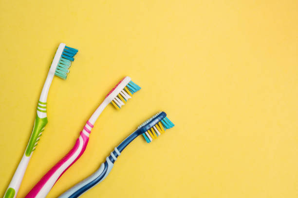 wielokolorowe szczoteczki do zębów. kopiuj miejsce. - toothbrush pink turquoise blue zdjęcia i obrazy z banku zdjęć