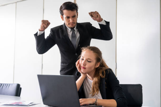 il capo uomo d'affari si sente arrabbiato e arrabbiato per il cattivo comportamento scorretto dell'impiegata donna d'affari che ignora le attività lavorative sul posto di lavoro. licenziare i lavoratori e il concetto di problema di gestione delle risorse  - 2051 foto e immagini stock