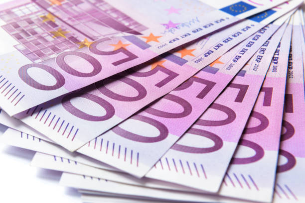 500 euro billets d'argent comme un ventilateur - five euro banknote european union currency number 5 paper currency photos et images de collection