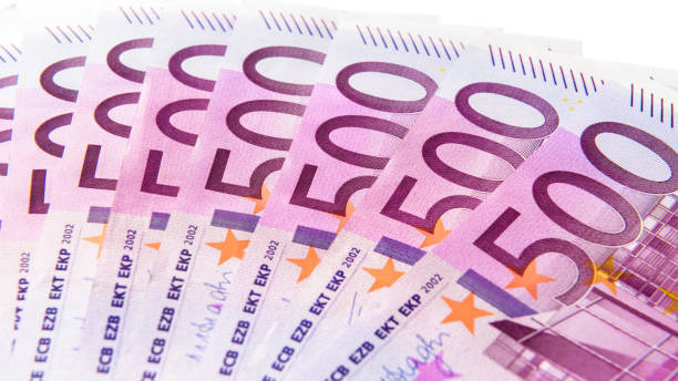 500 euro billets d'argent d'isolement sur un fond blanc - five euro banknote european union currency number 5 paper currency photos et images de collection