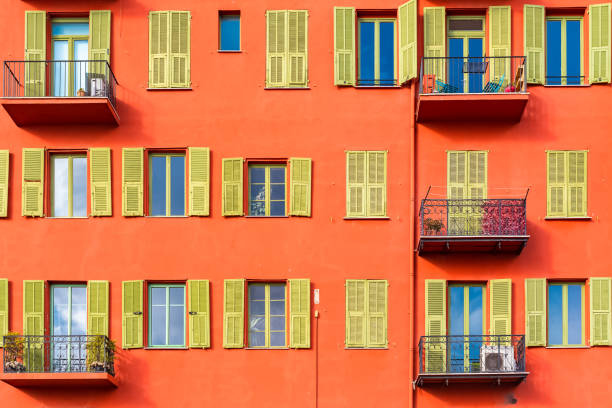 nizza, francia, facciata colorata - cote d’azur foto e immagini stock