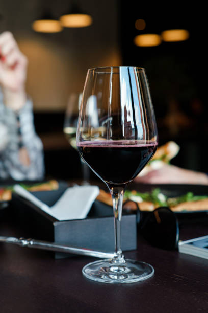 verre avec lambrusco sur la table de dîner - lambrusco photos et images de collection