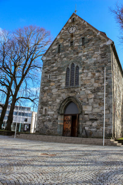 entrance of the church stavanger domkirke, norway - scandinavian church front view norway imagens e fotografias de stock